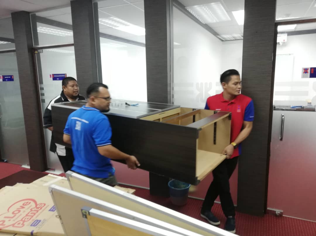 Gotong Royong Pemindahan Perabot ke CCI Kampus Bachok